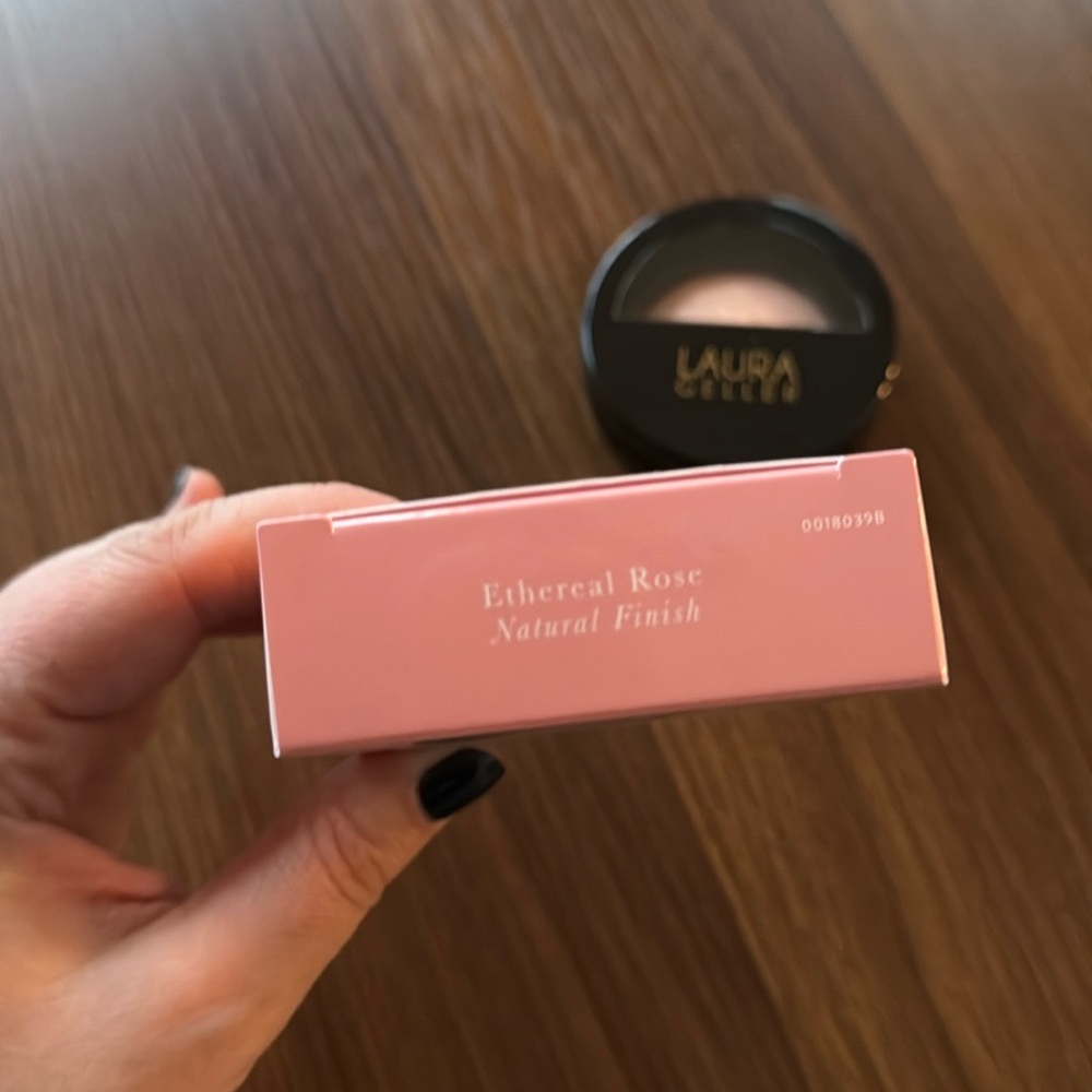 Laura Geller baked blush -n- brighten in Ethereal Rose Natural finish - Picture 4 of 7